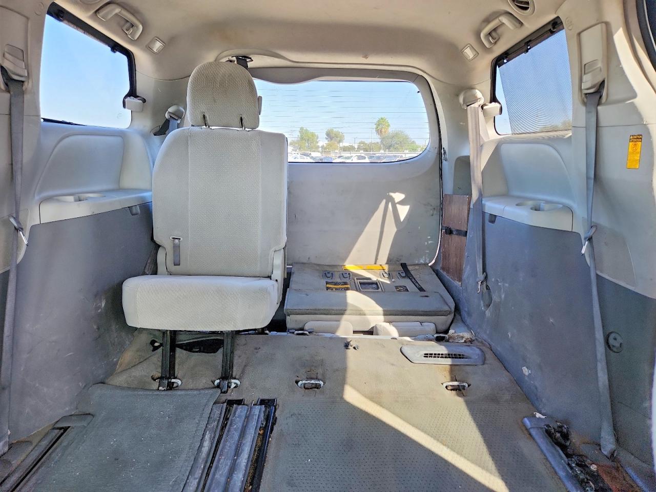 2014 Toyota Sienna Le 8-Passenger - zdjęcie 10