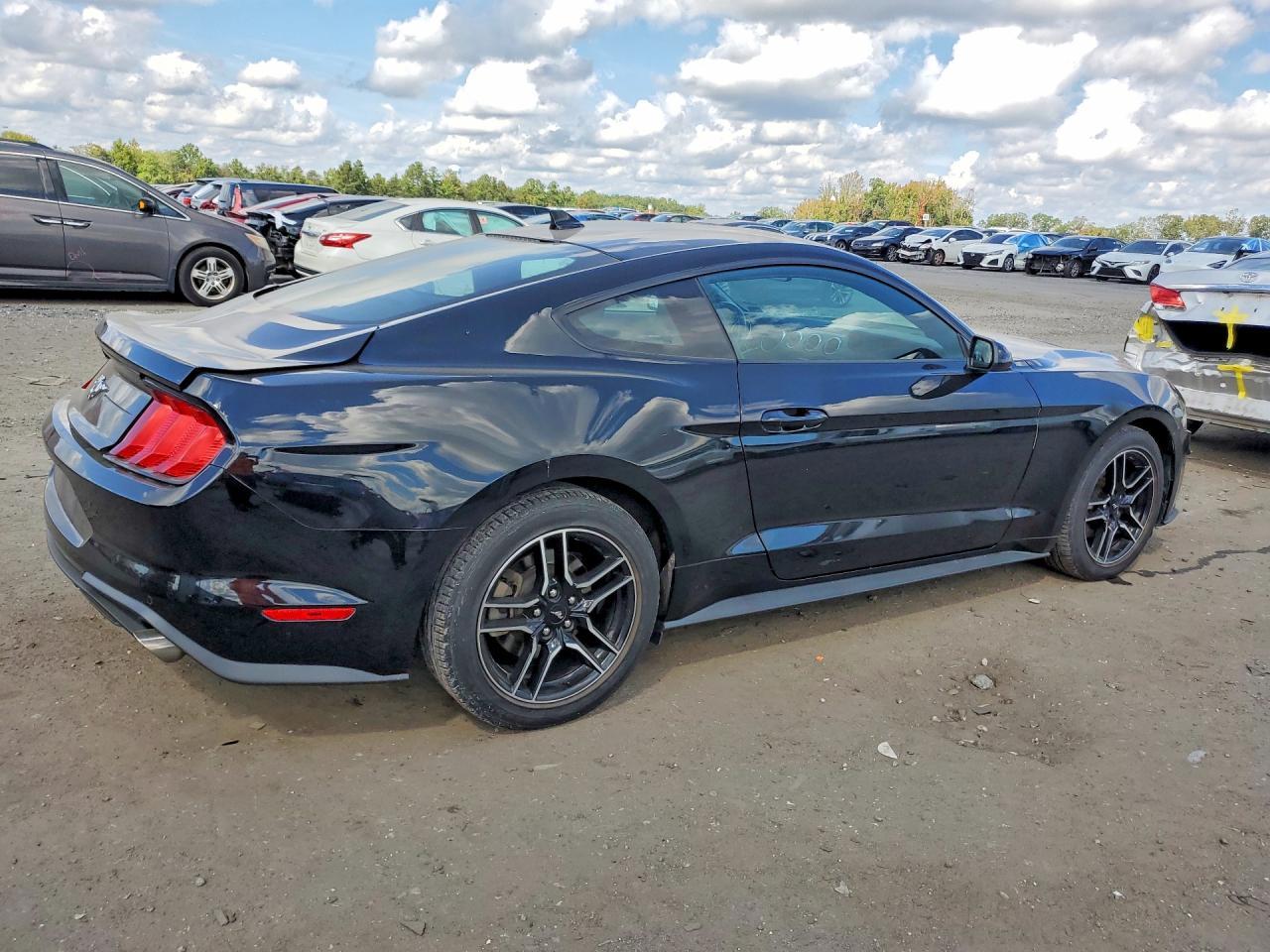 2022 Ford Mustang - zdjęcie 3