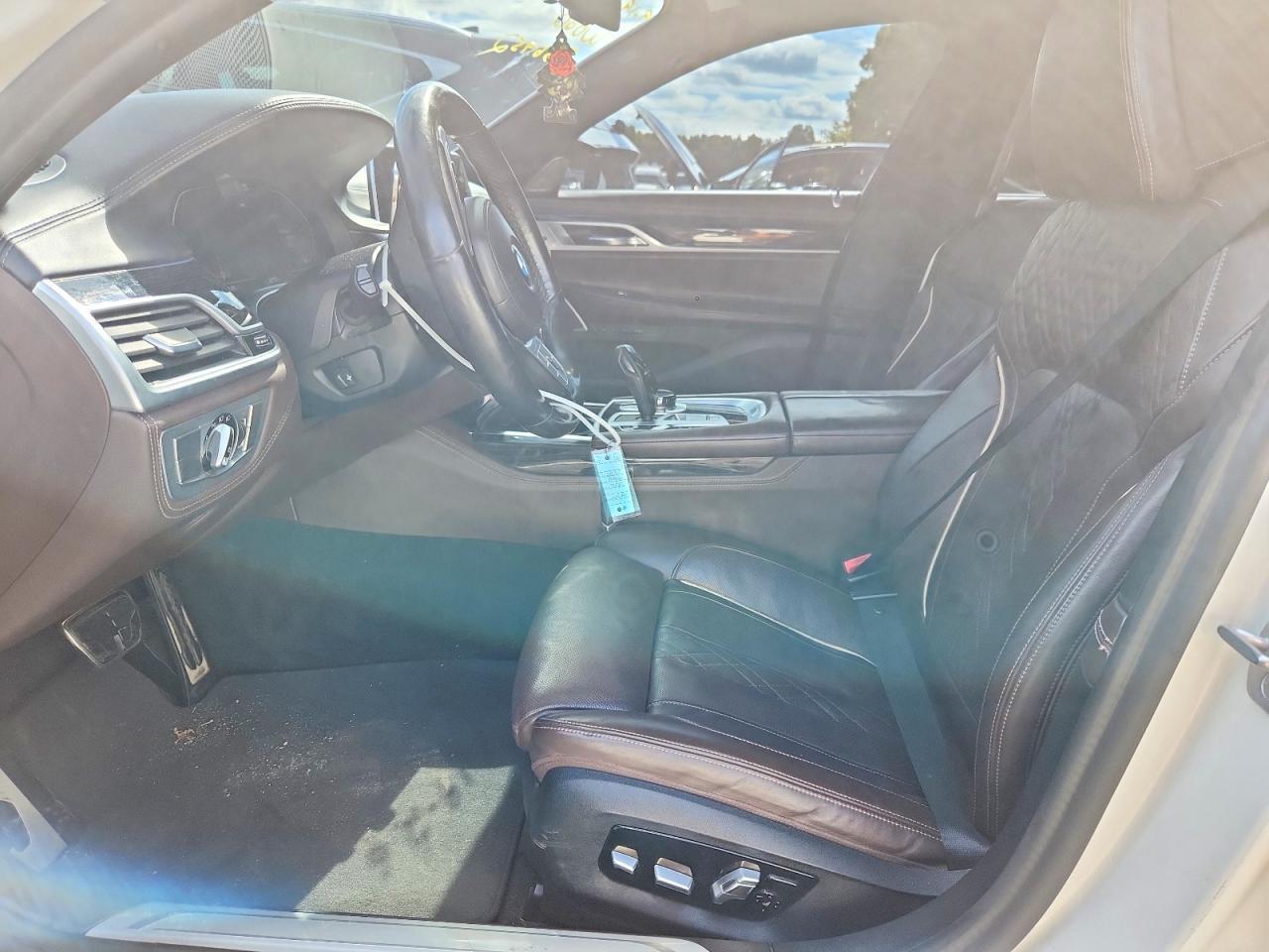 2021 BMW Seria 7 750i - zdjęcie 7