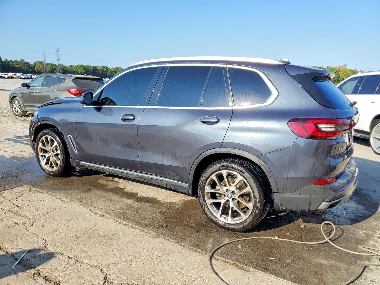 2021 BMW X5 xDrive40I - zdjęcie 2