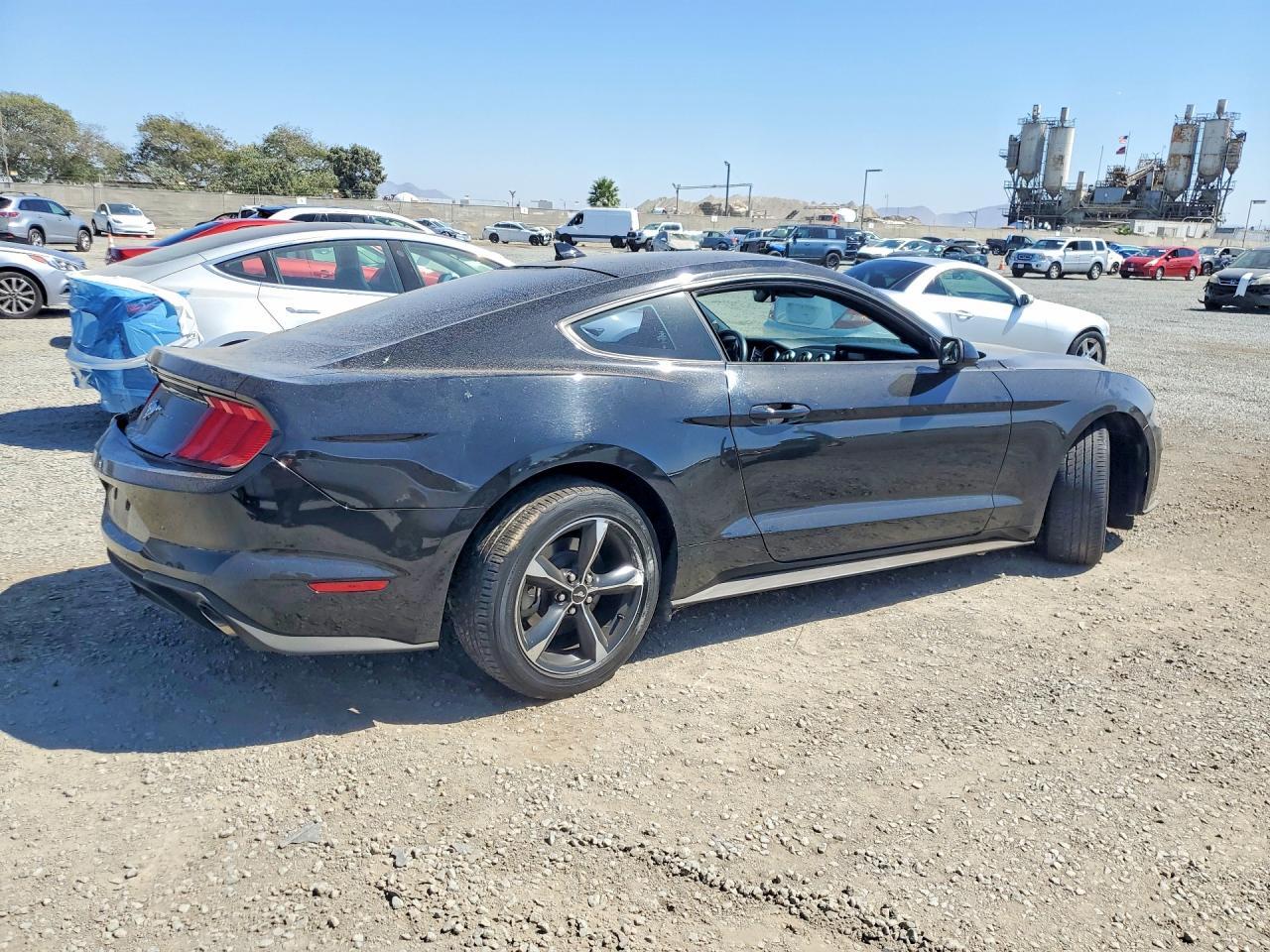 2021 Ford Mustang - zdjęcie 3
