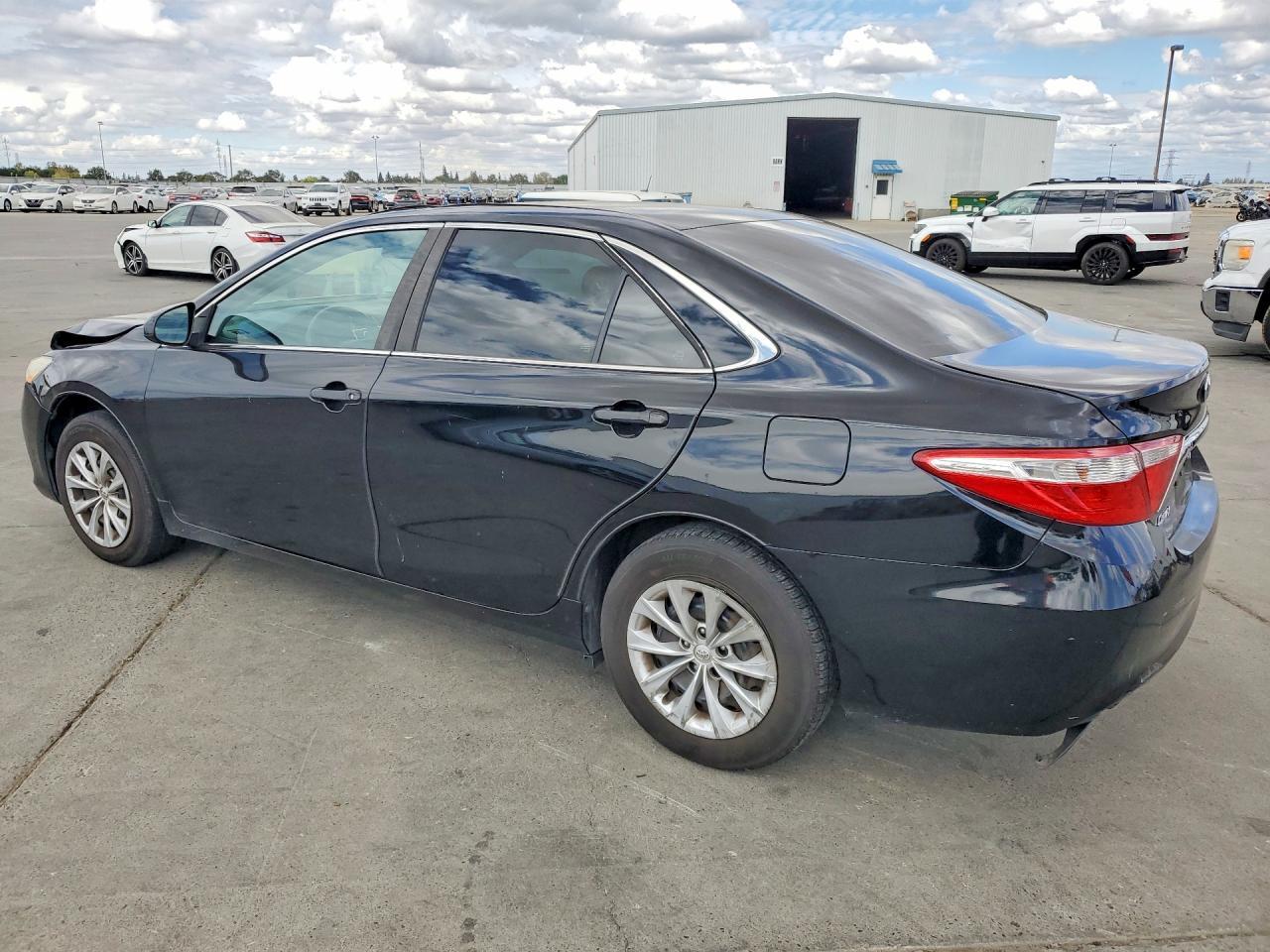 2017 Toyota Camry Le - zdjęcie 2