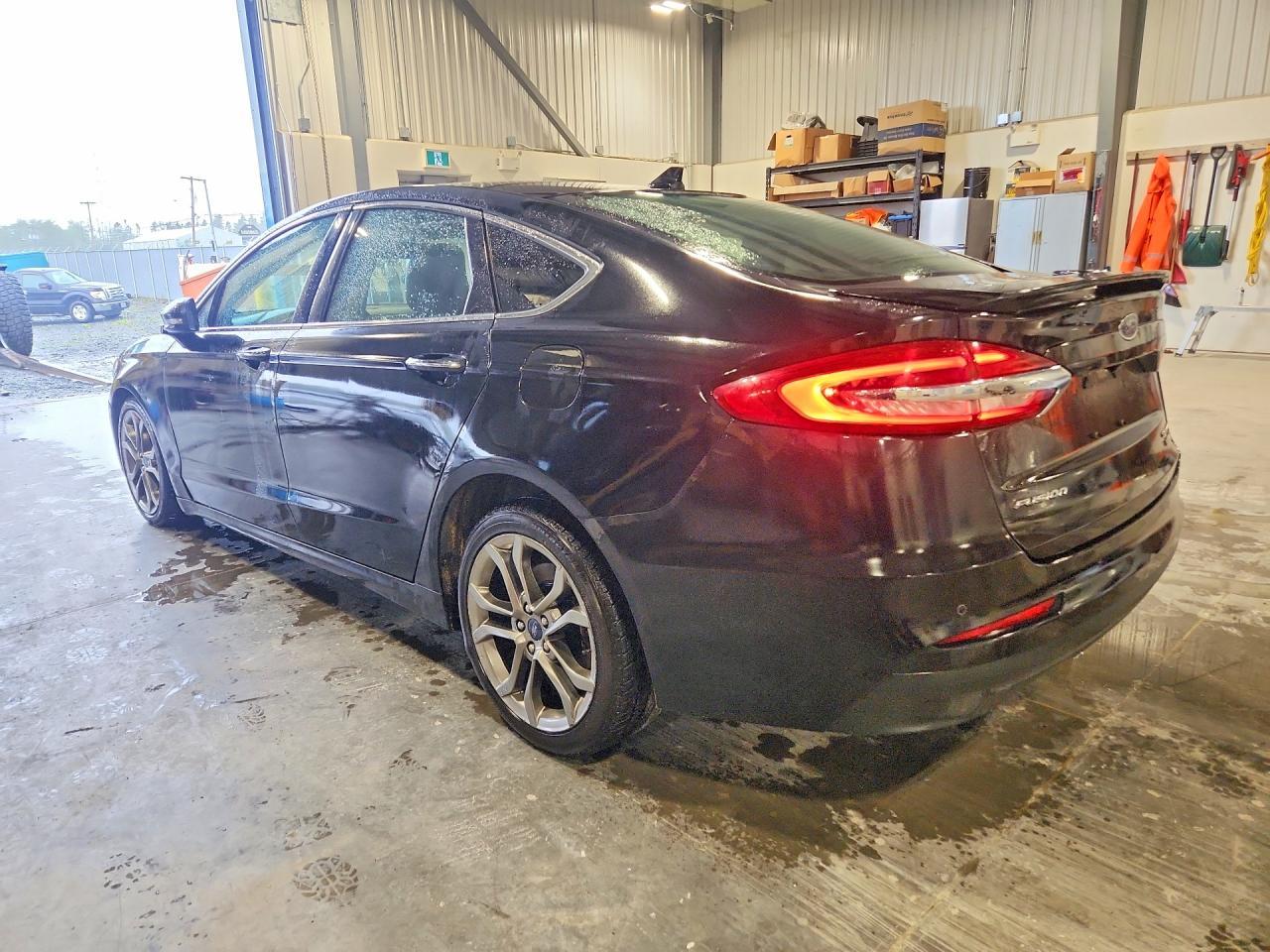 2019 Ford Fusion Titanium - zdjęcie 2