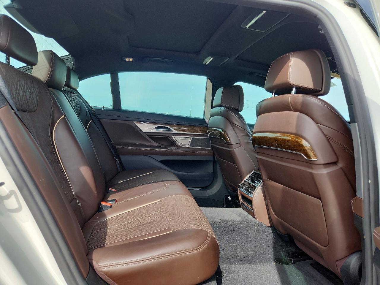2016 BMW Seria 7 750i - zdjęcie 10