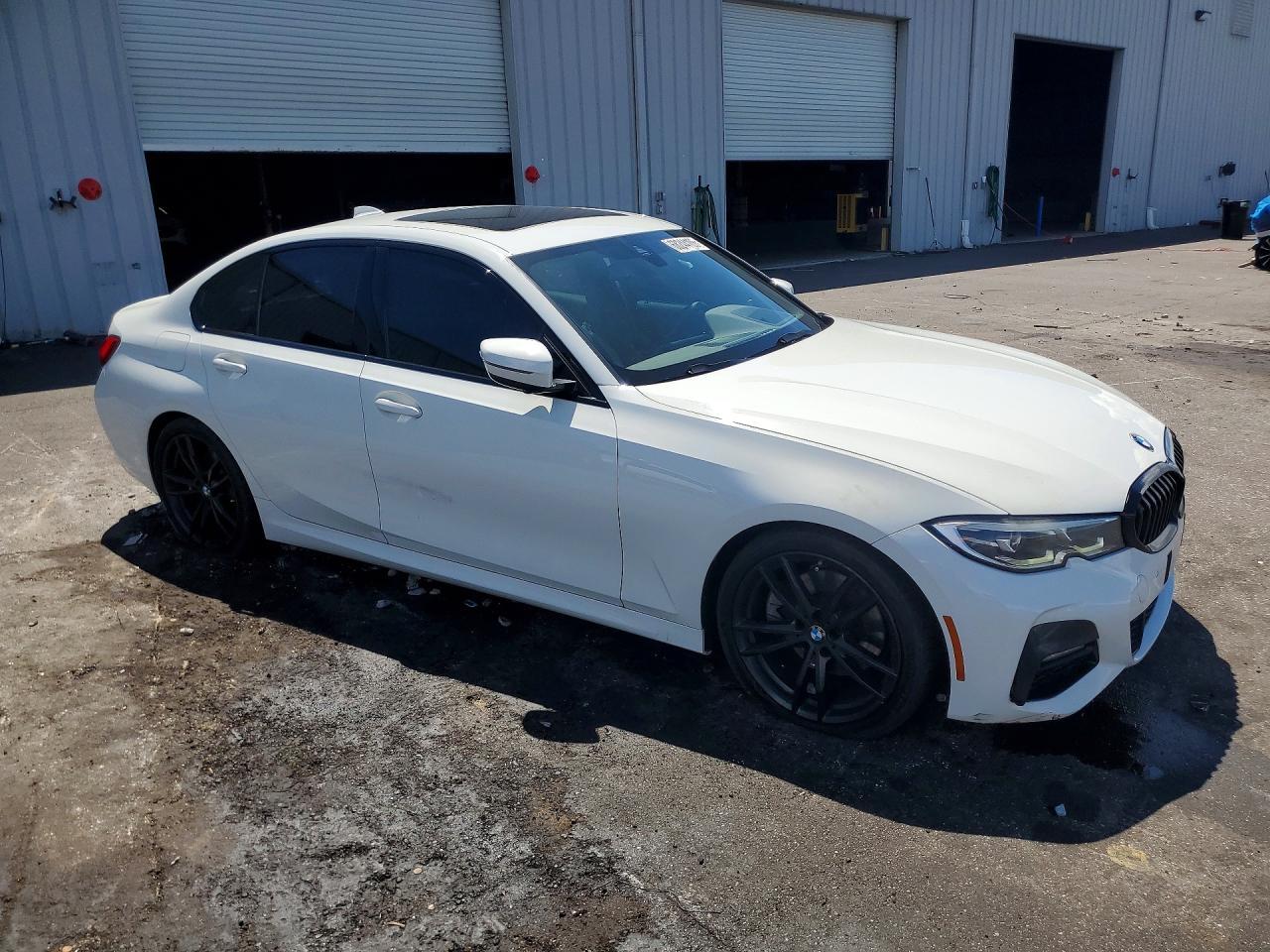 2021 BMW 330I - zdjęcie 4