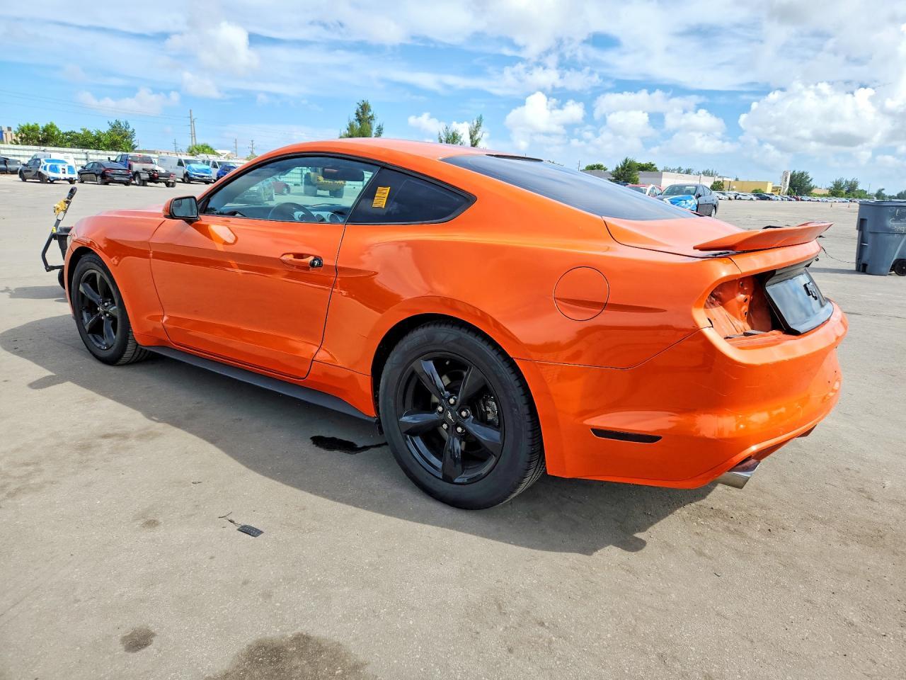 2015 Ford Mustang - zdjęcie 2