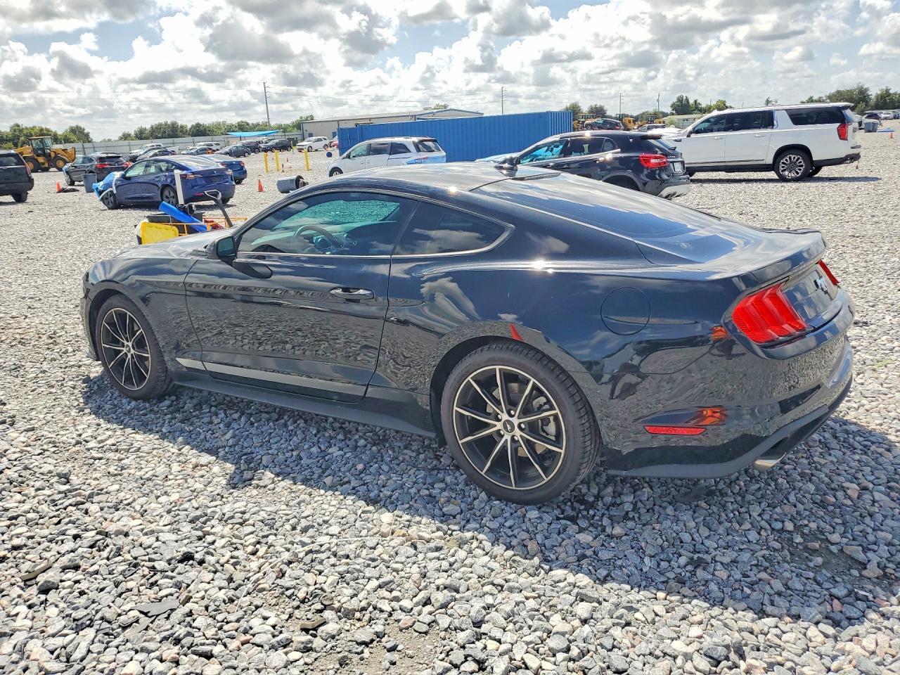 2022 Ford Mustang - zdjęcie 2