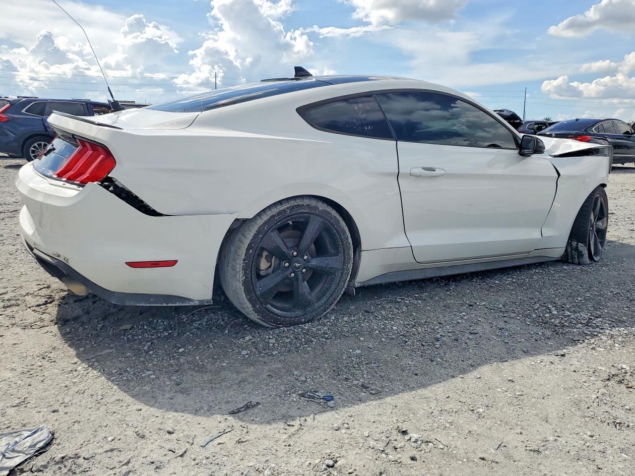 2021 Ford Mustang - zdjęcie 3
