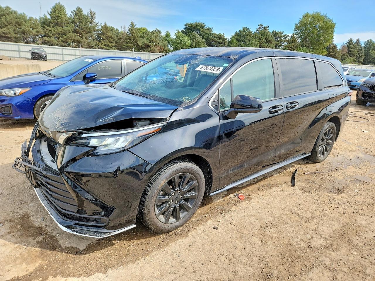 2023 Toyota Sienna Le - zdjęcie główne