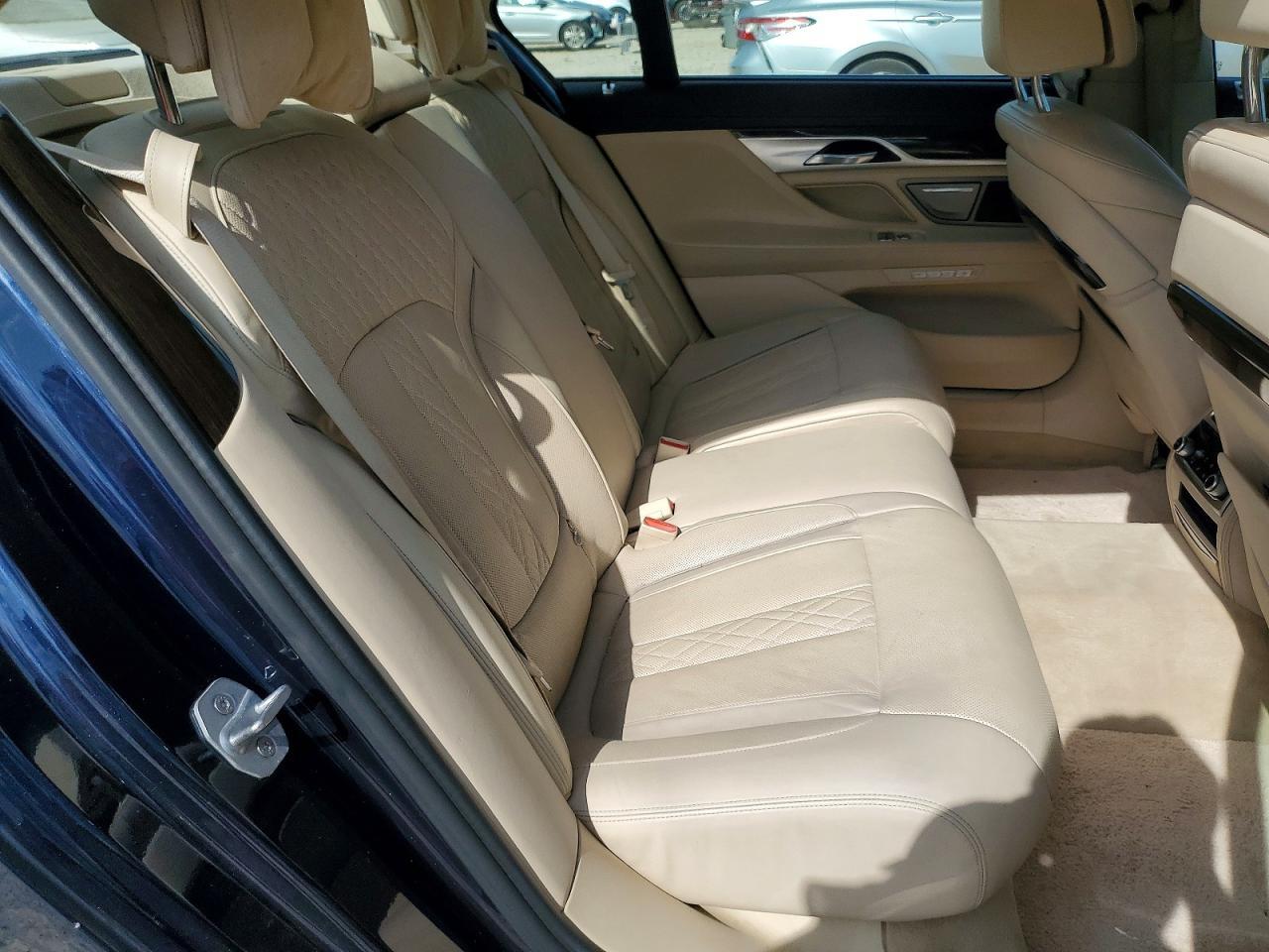 2016 BMW Seria 7 750i - zdjęcie 10
