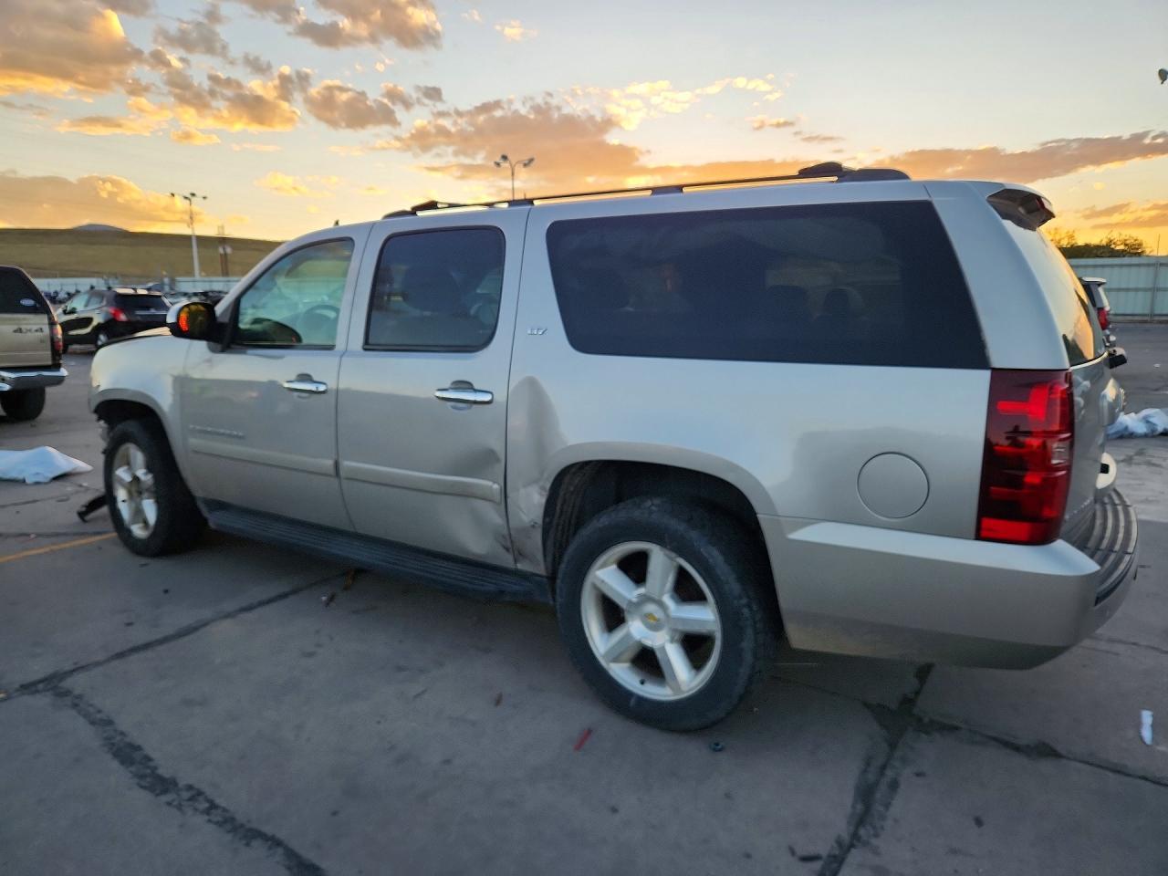 2023 Chevrolet Suburban K1500 - zdjęcie 2