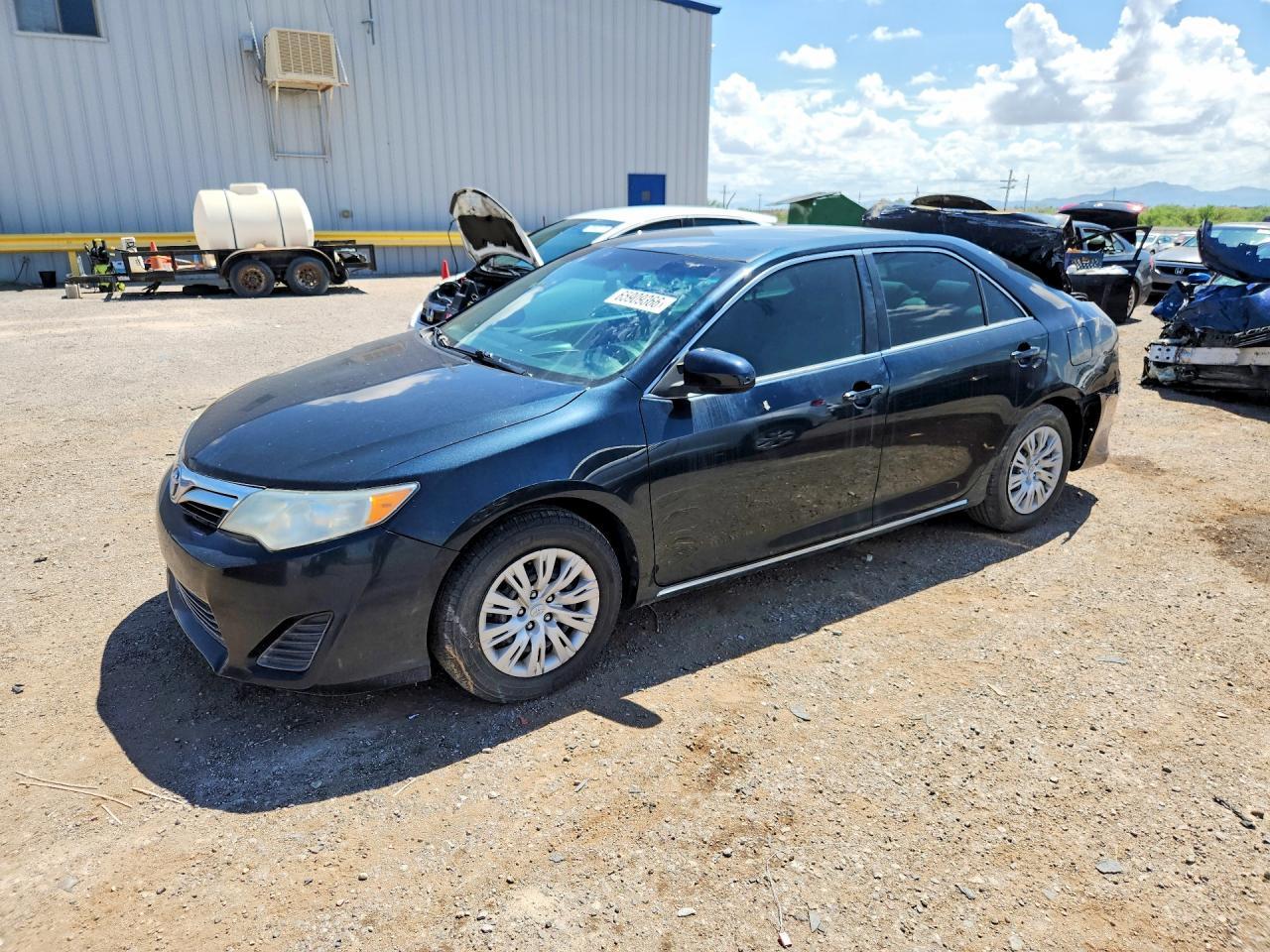2014 Toyota Camry Le - zdjęcie główne