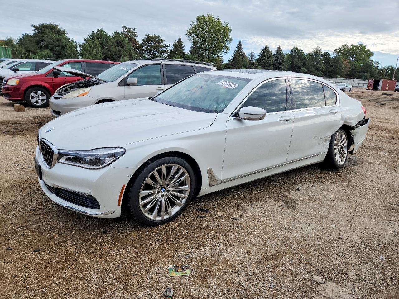 2016 BMW Seria 7 750i - zdjęcie główne
