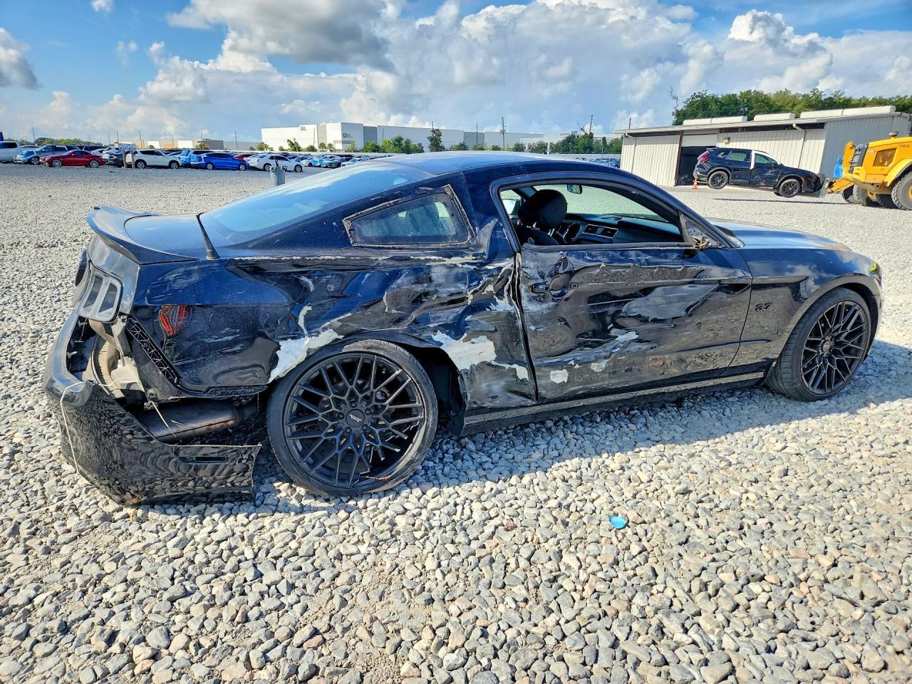 Ford Mustang Coupe - zdjęcie 3