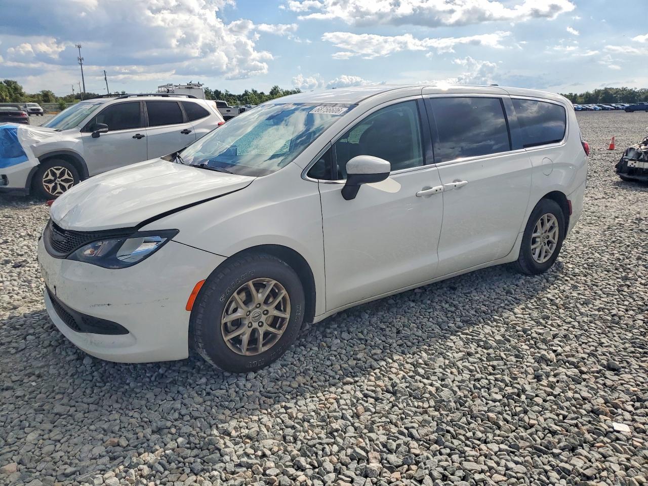 2022 Chrysler Voyager Lx - zdjęcie główne