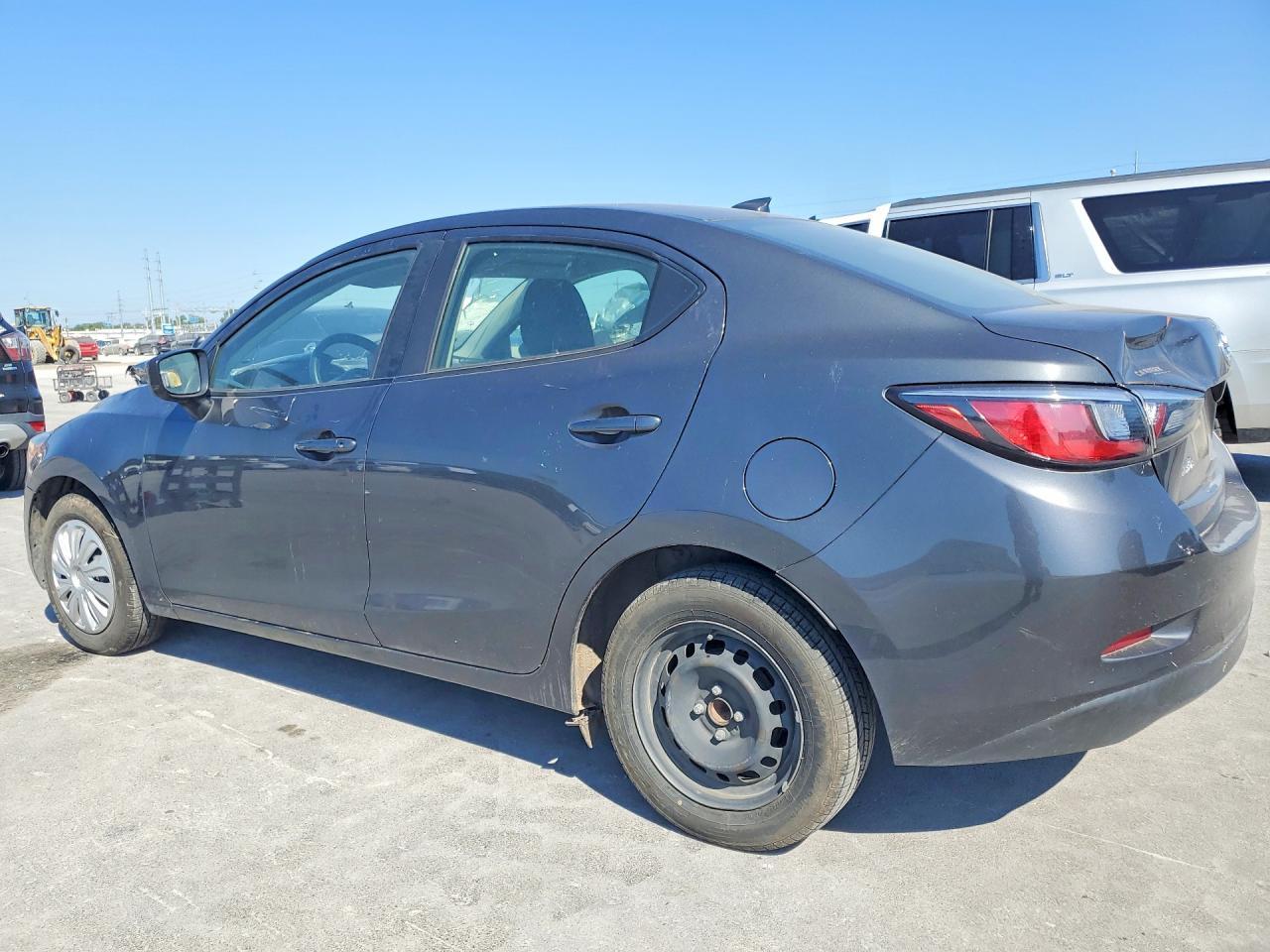 2019 Toyota Yaris L - zdjęcie 2