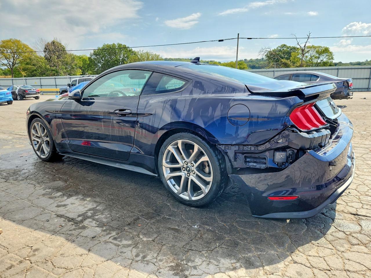 2021 Ford Mustang - zdjęcie 2