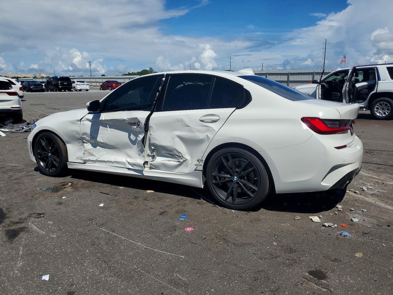 2021 BMW 330I - zdjęcie 2