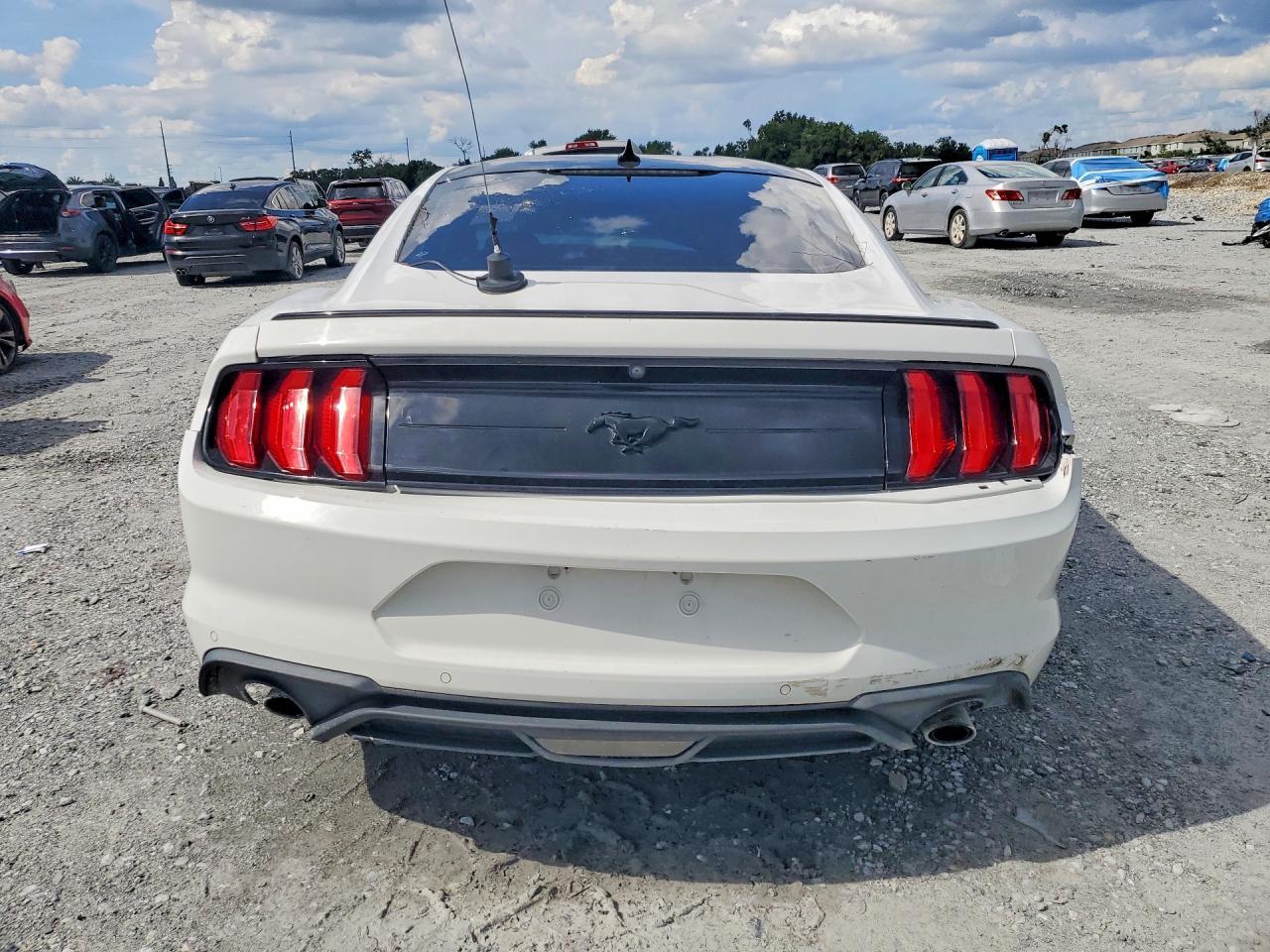 2021 Ford Mustang - zdjęcie 6