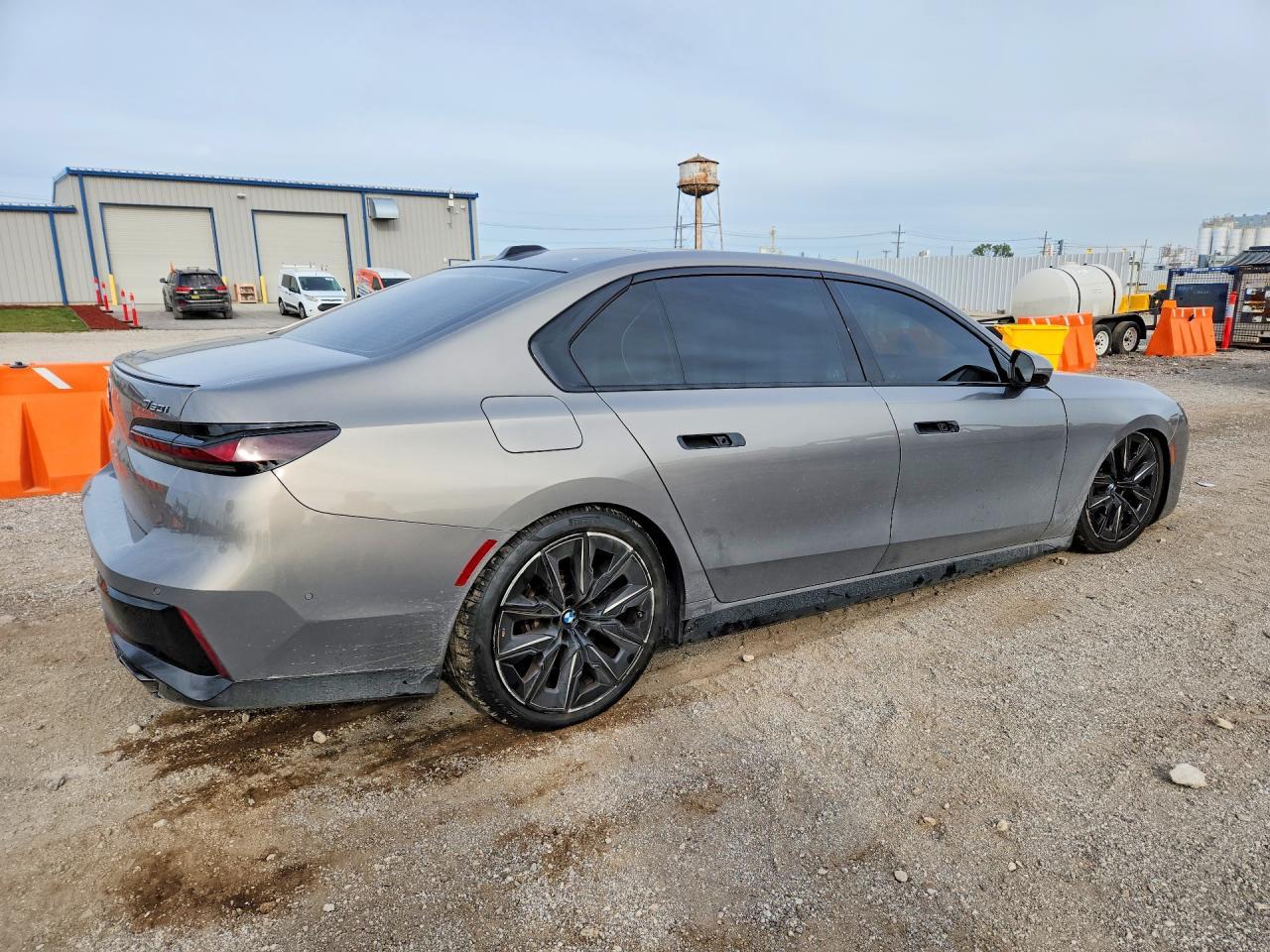 2023 BMW Seria 7 760i - zdjęcie 3