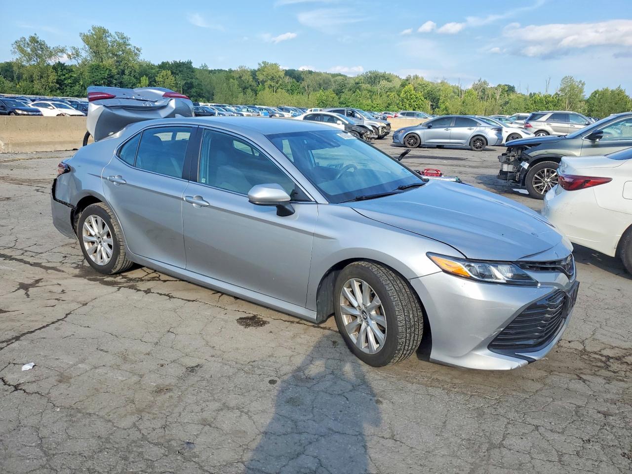 2019 Toyota Camry Le - zdjęcie 4