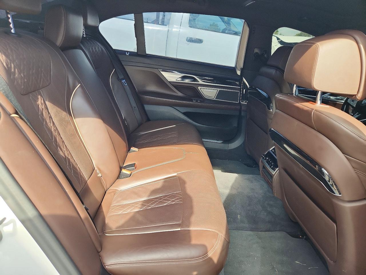 2021 BMW Seria 7 750i - zdjęcie 10