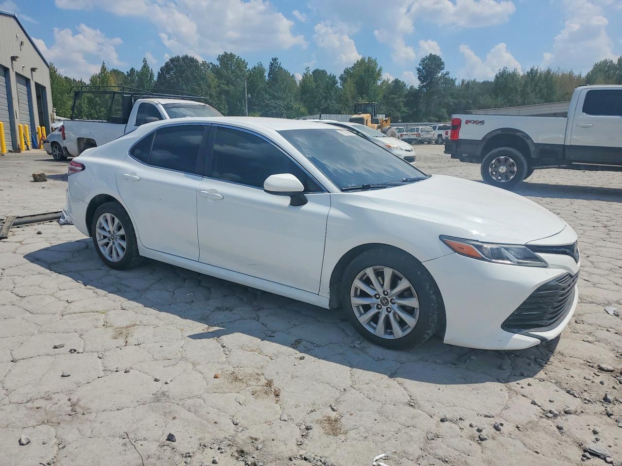 2019 Toyota Camry Le - zdjęcie 4