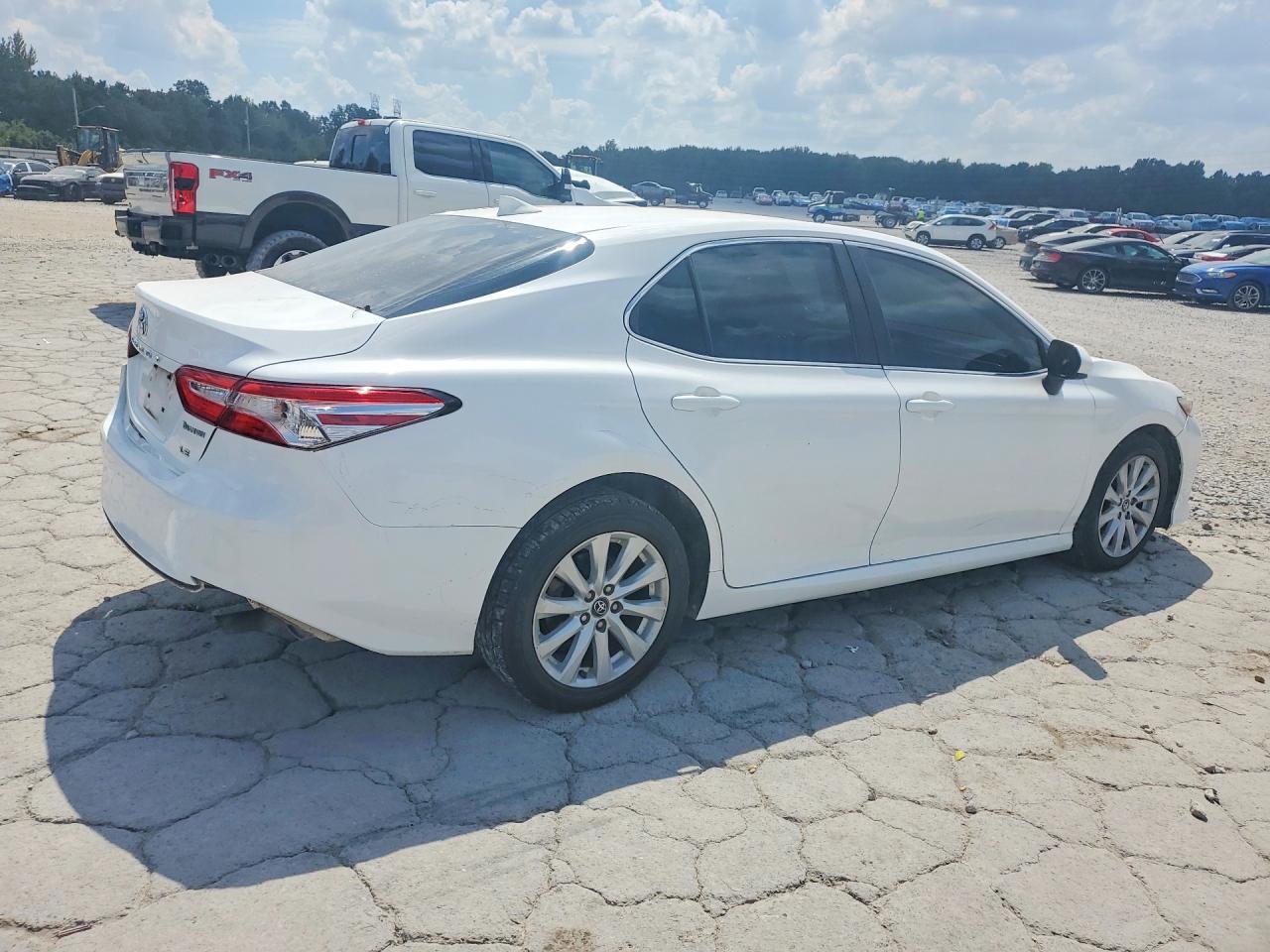 2019 Toyota Camry Le - zdjęcie 3