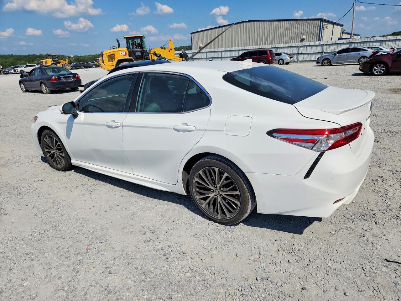 2020 Toyota Camry Se - zdjęcie 2