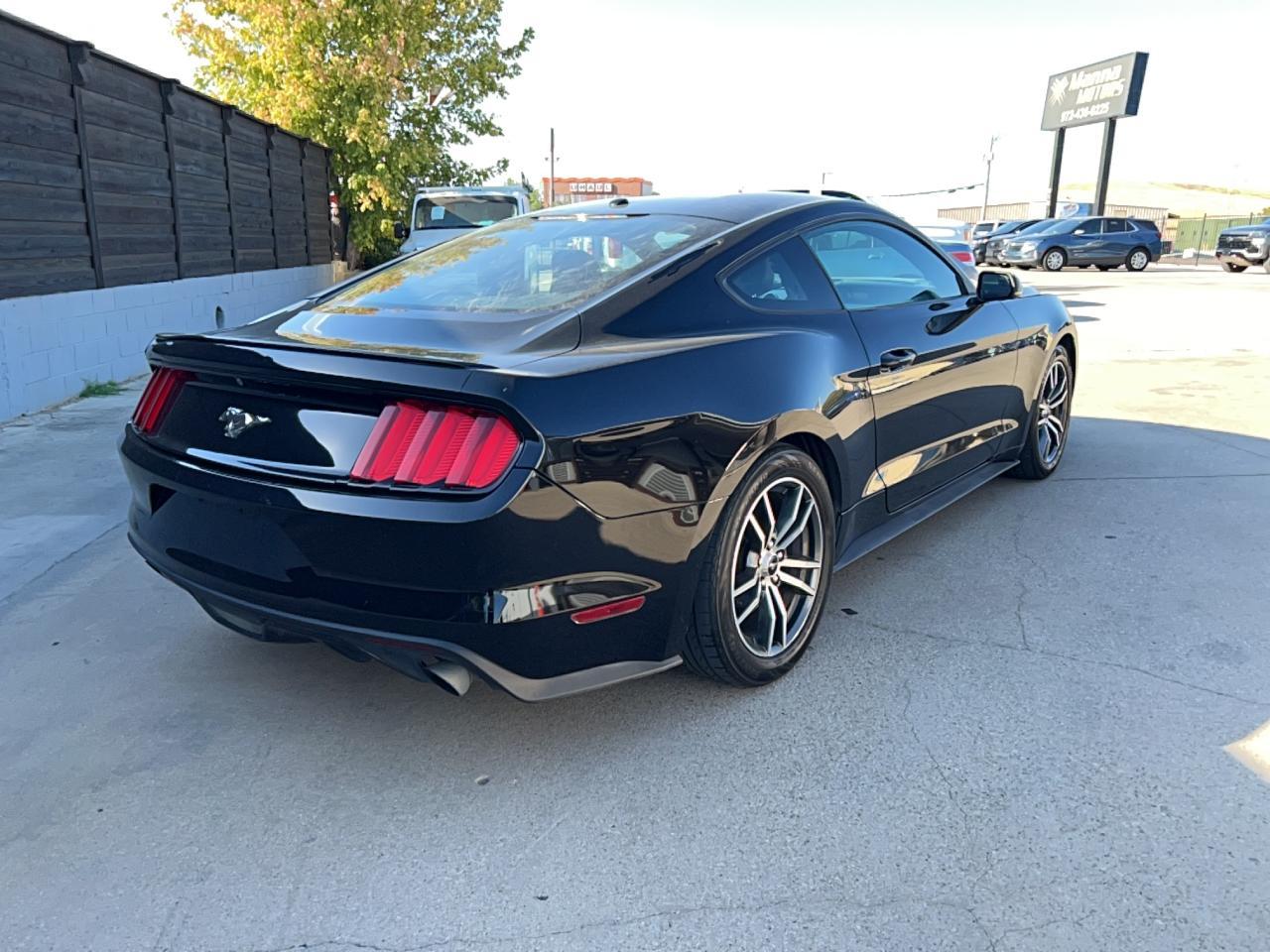 2017 Ford Mustang - zdjęcie 4
