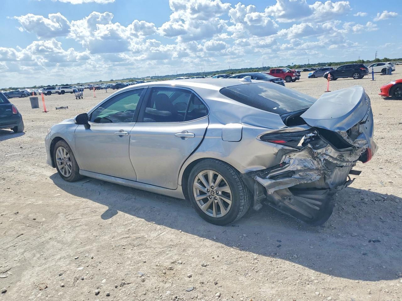 2022 Toyota Camry Le - zdjęcie 2