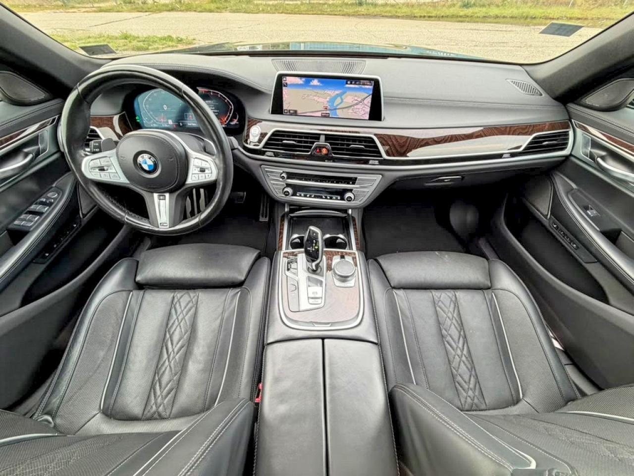 2022 BMW Seria 7 740i - zdjęcie 9