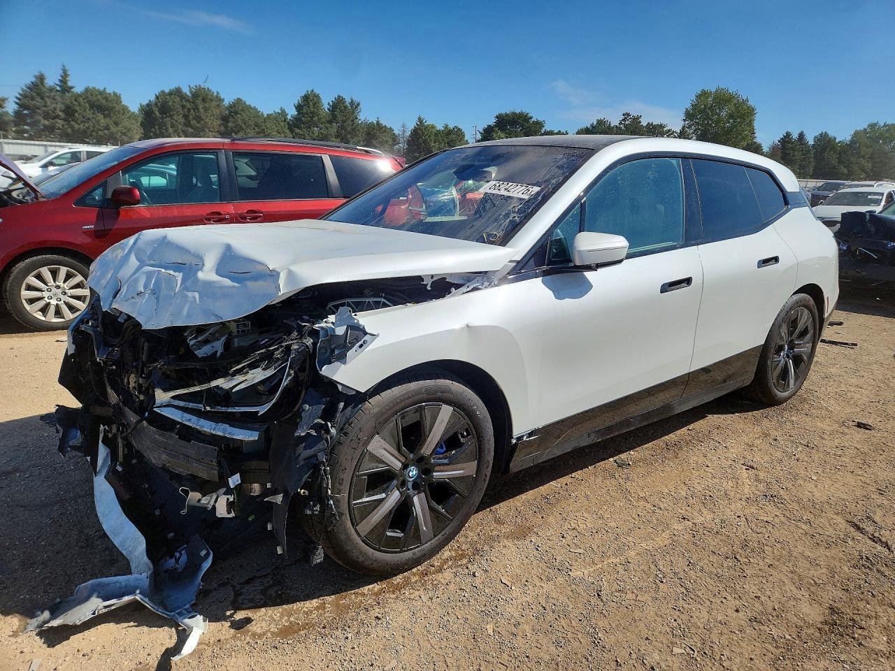 2025 BMW Ix xDrive50 - zdjęcie główne