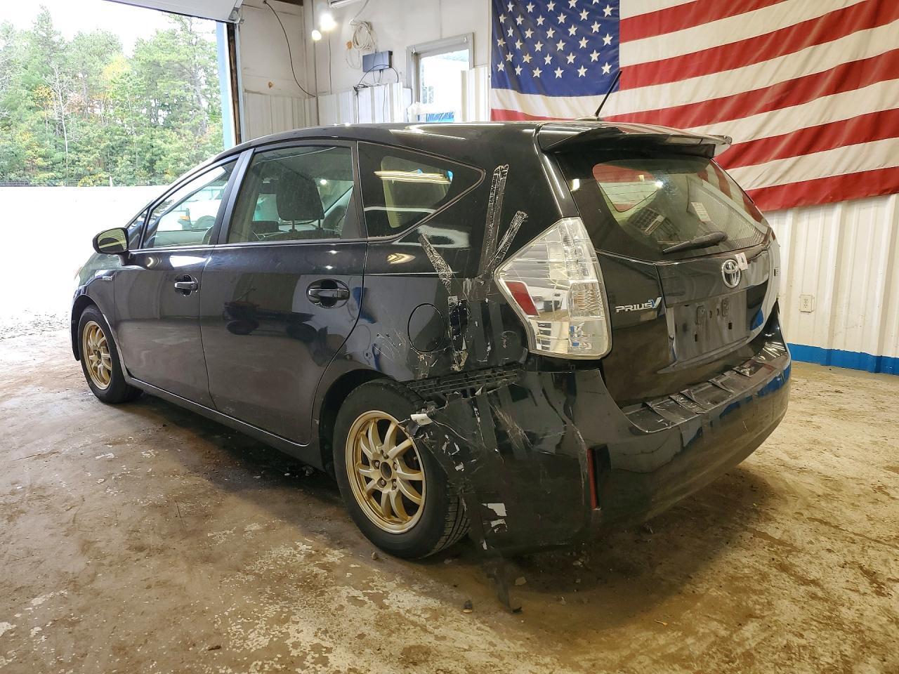 2013 Toyota Prius V Two - zdjęcie 2