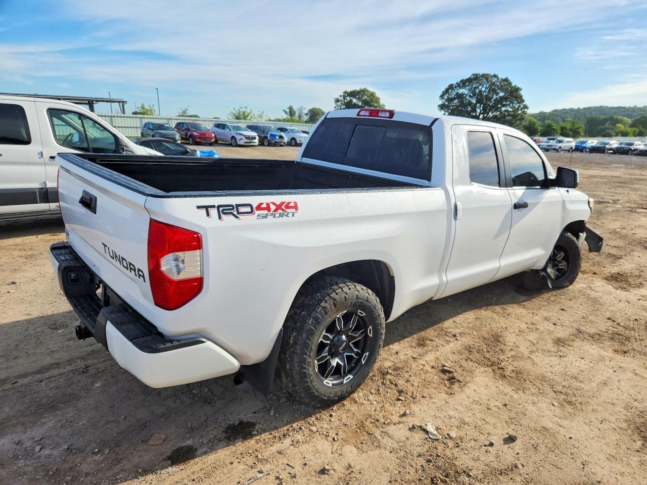2018 Toyota Tundra Sr5 - zdjęcie 3