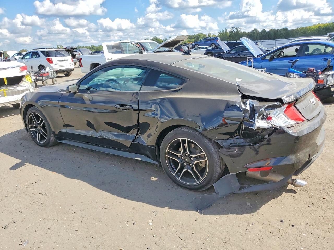 2022 Ford Mustang - zdjęcie 2