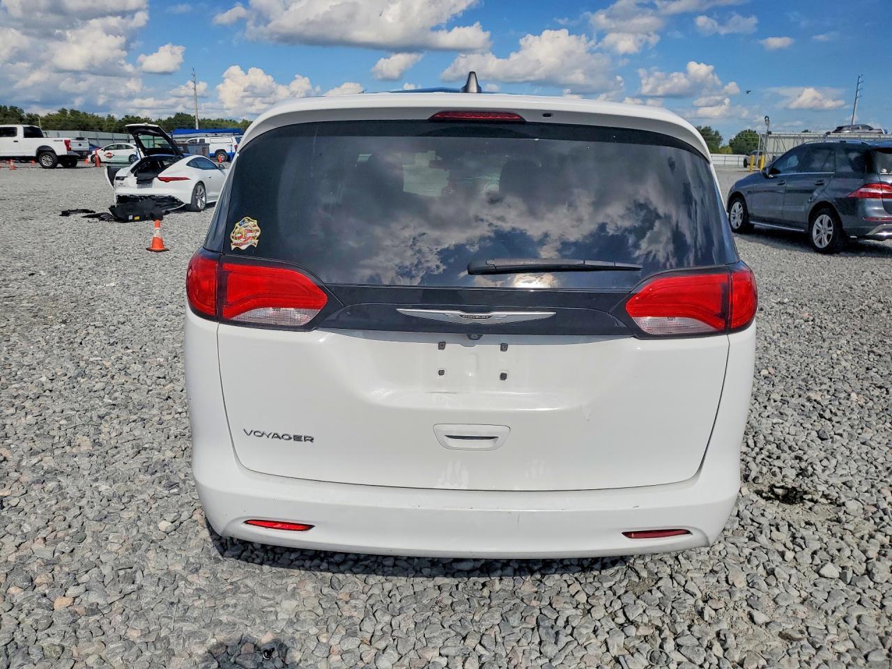 2022 Chrysler Voyager Lx - zdjęcie 6