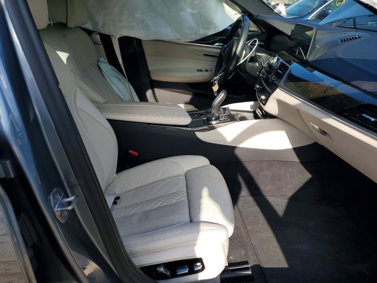 2020 BMW Seria 5 M550i - zdjęcie 7