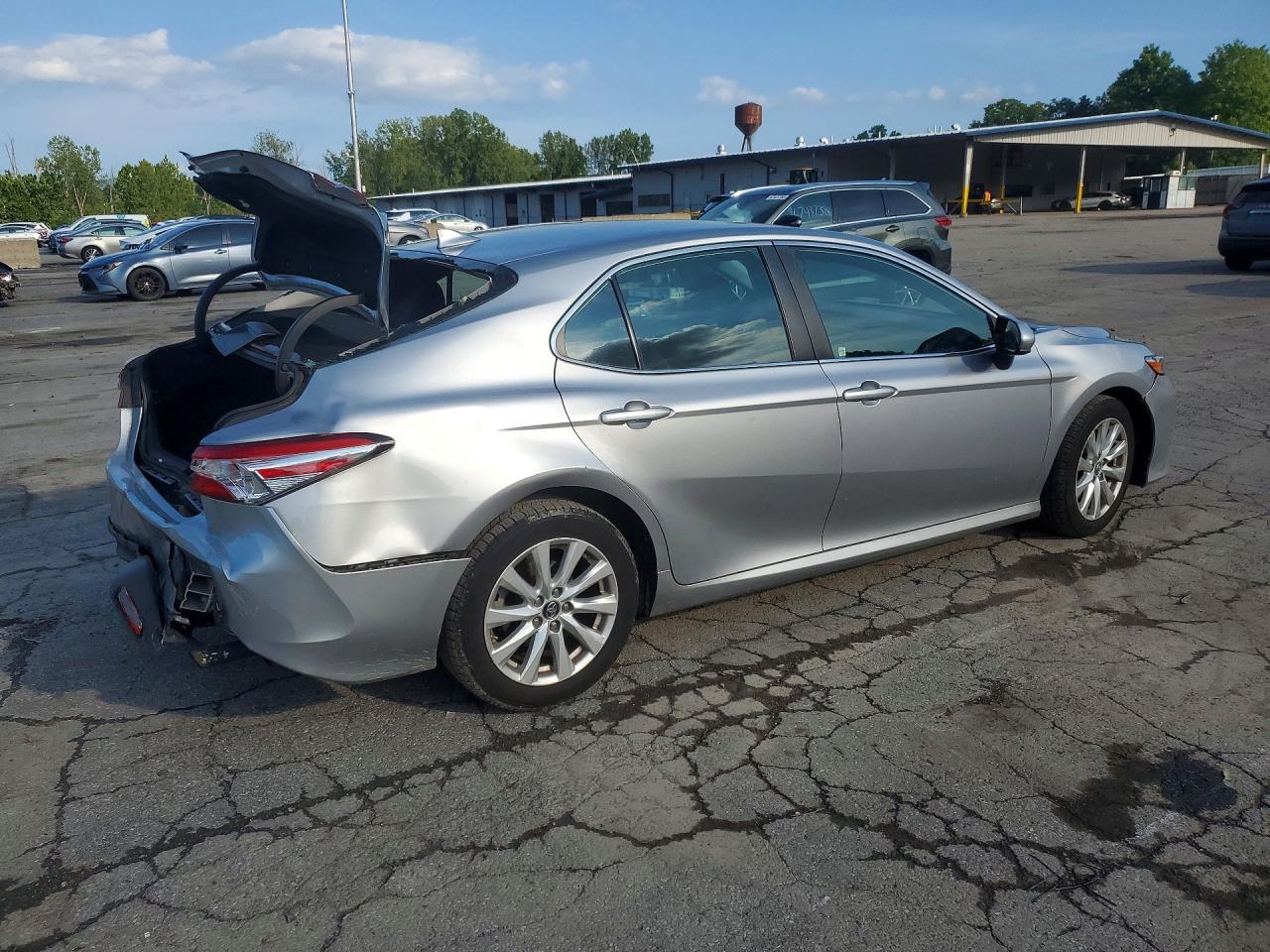 2019 Toyota Camry Le - zdjęcie 3
