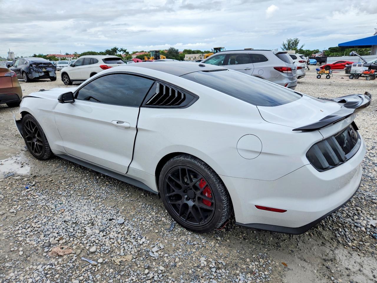 2017 Ford Mustang - zdjęcie 2