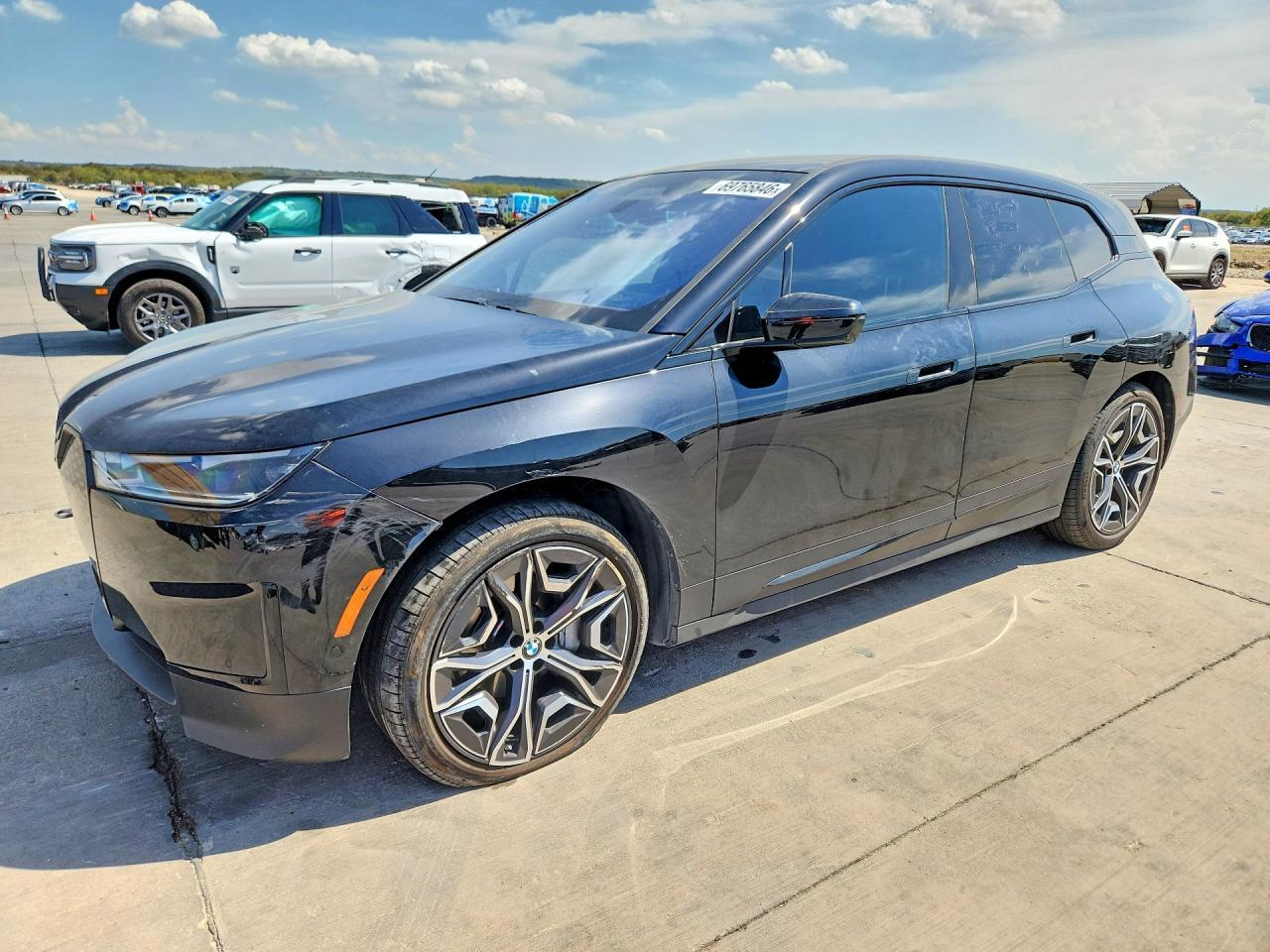 2025 BMW Ix xDrive50 - zdjęcie główne