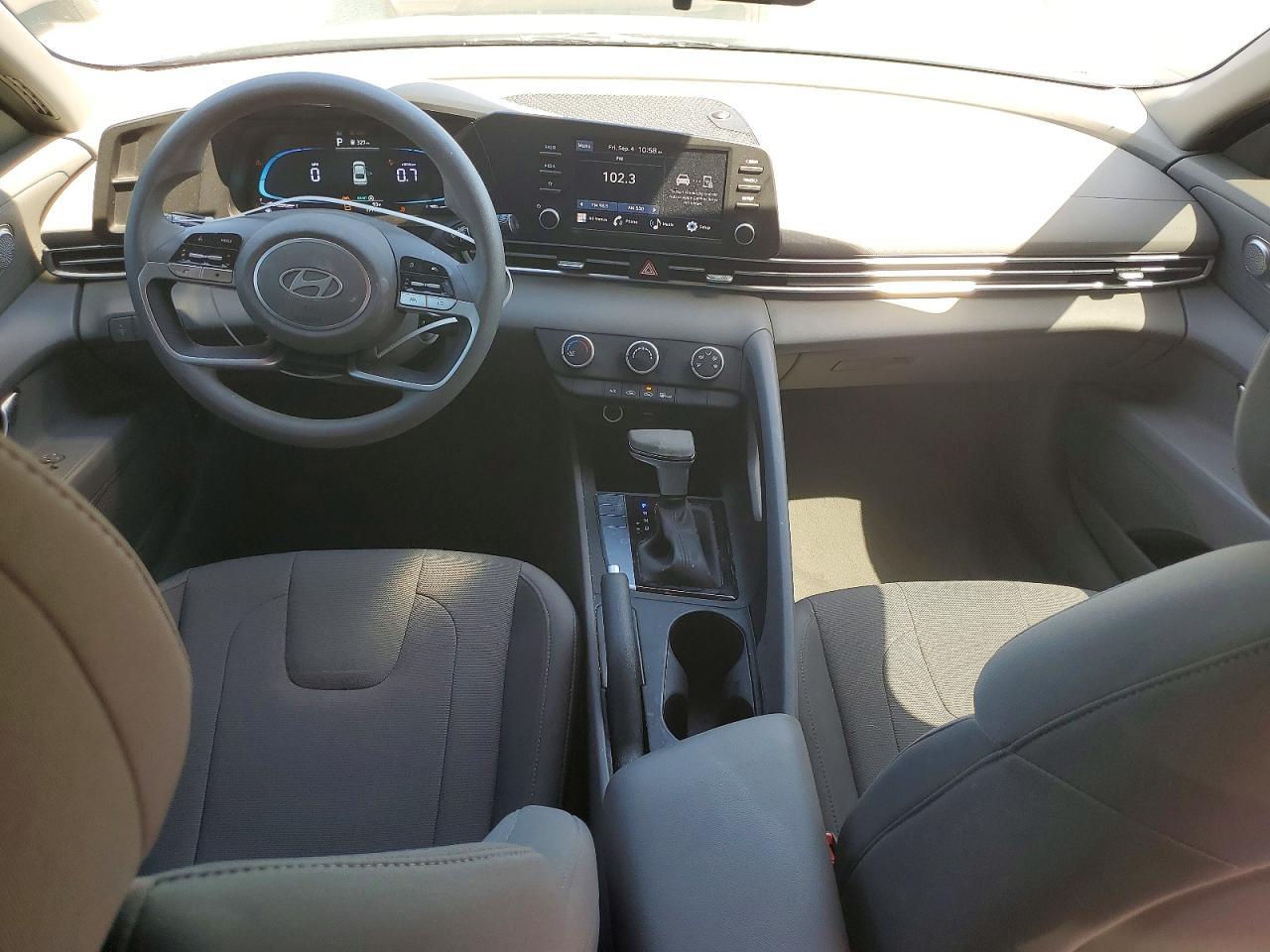 2026 Hyundai Elantra Se - zdjęcie 8