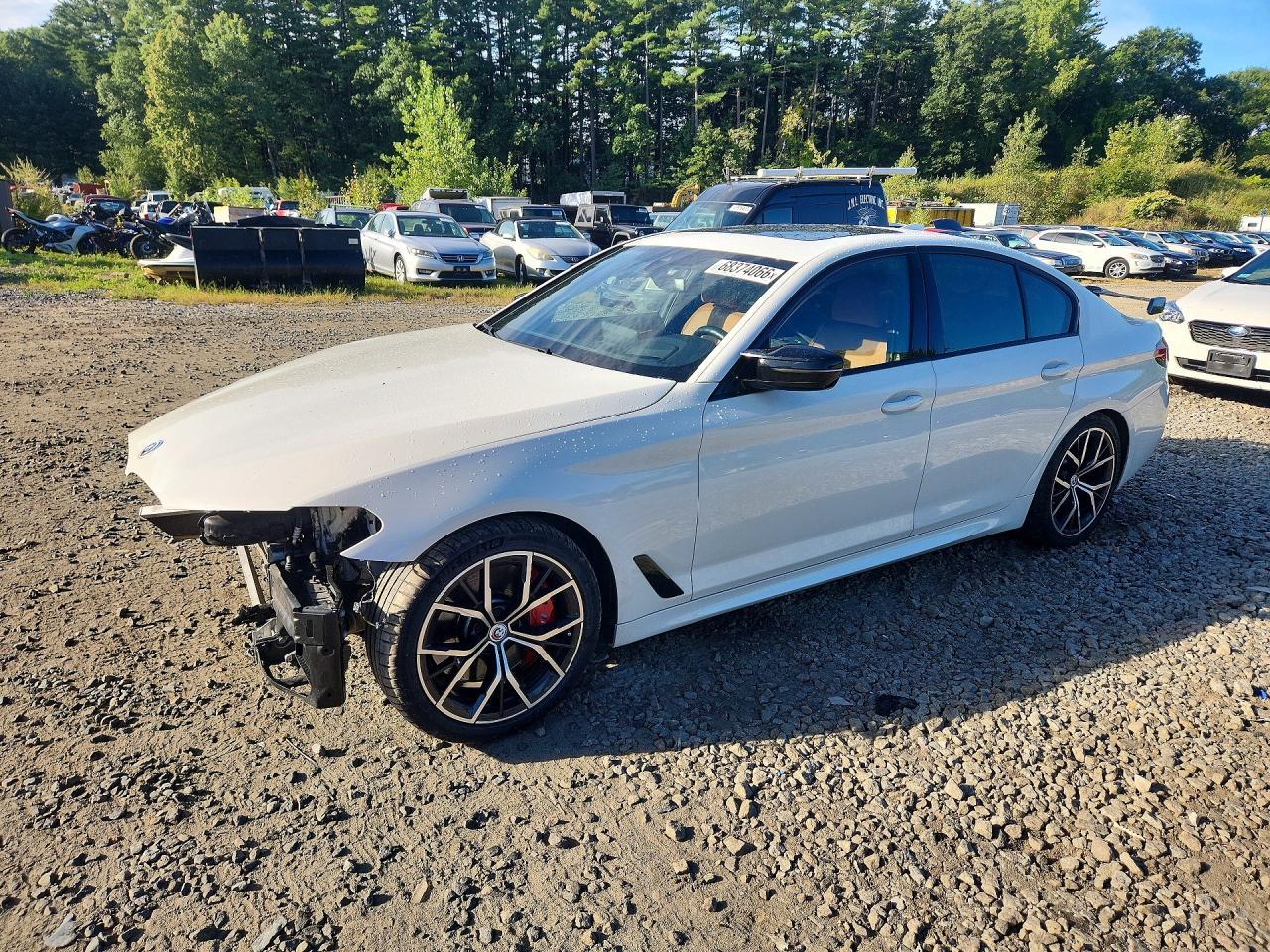 2023 BMW Seria 5 M550i - zdjęcie główne