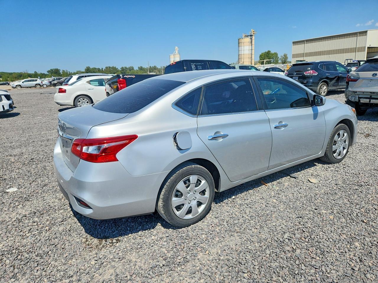 2017 Nissan Sentra S - zdjęcie 3