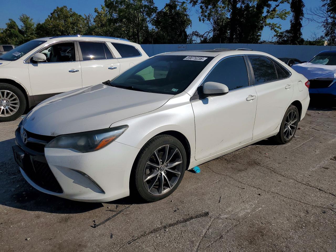 2015 Toyota Camry Xse - zdjęcie główne