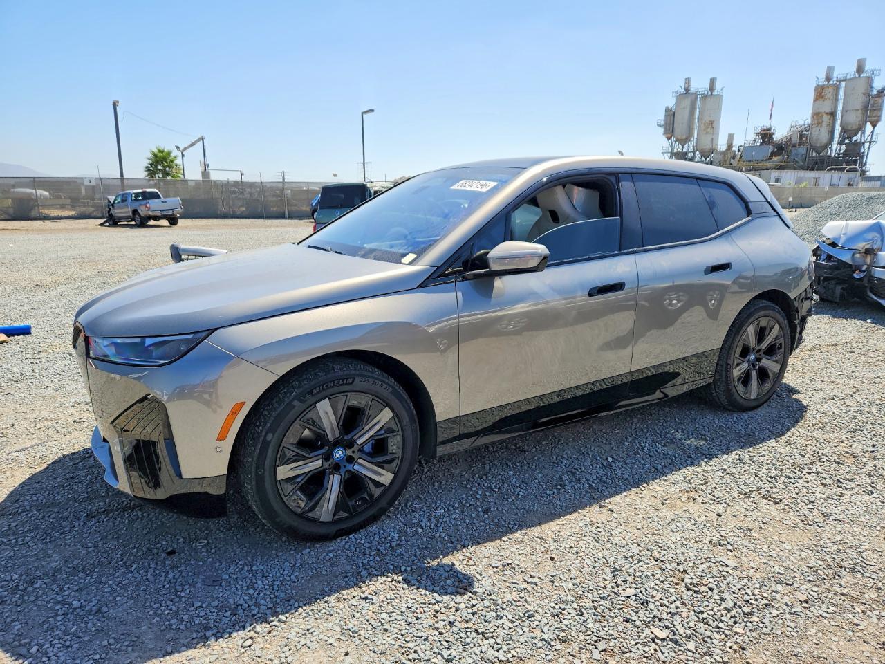 2025 BMW Ix xDrive50 - zdjęcie główne