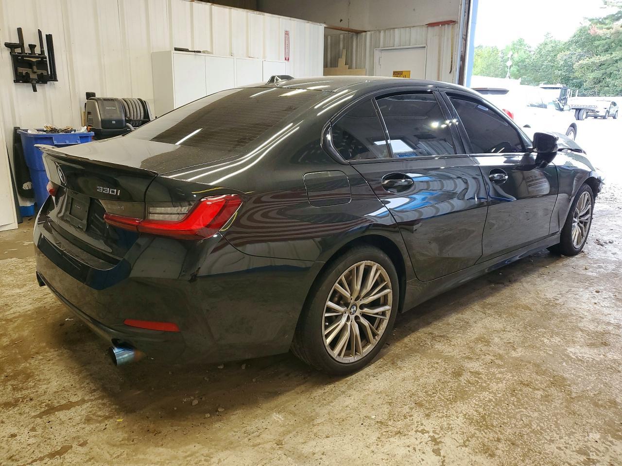 2023 BMW 330Xi - zdjęcie 3