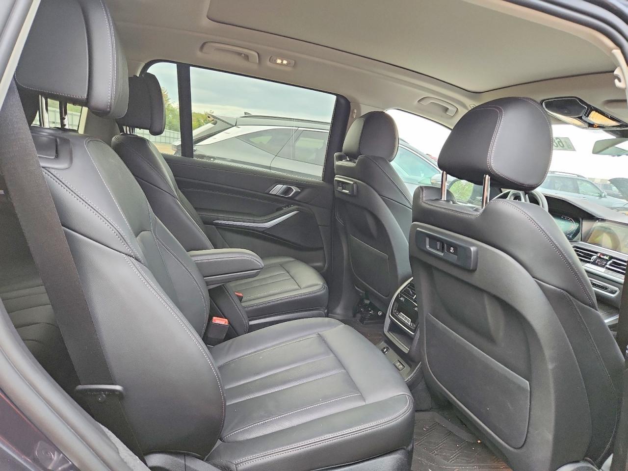 2022 BMW X7 xDrive40I - zdjęcie 11