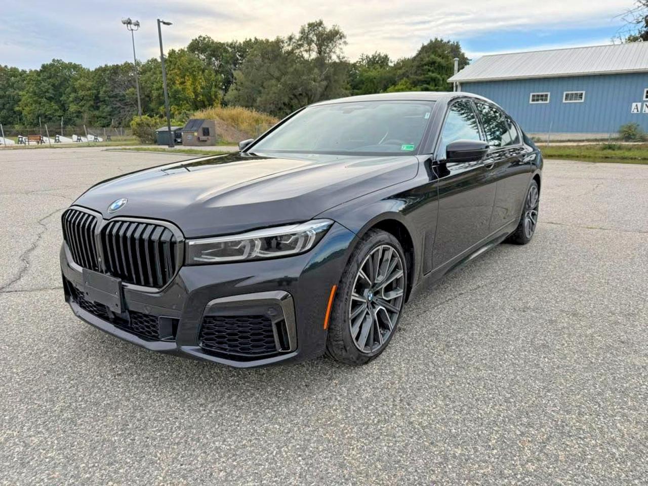 2022 BMW Seria 7 740i - zdjęcie główne