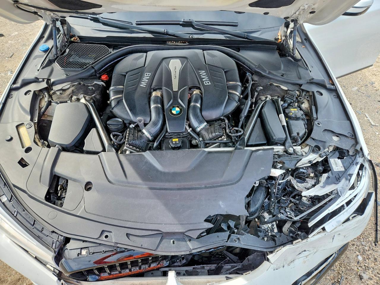 2016 BMW Seria 7 750i - zdjęcie 11